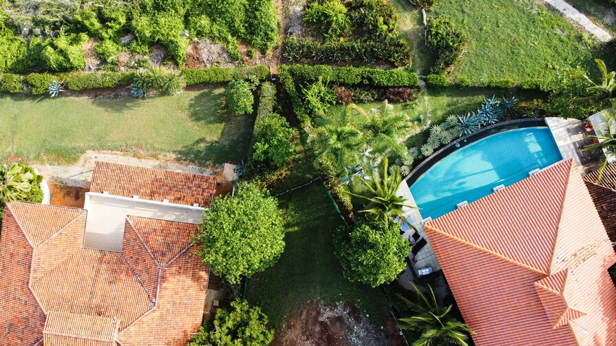 Haus mit Pool am Hang, Aufnahme von oben”